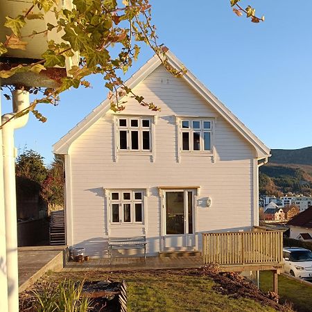 Charming House In Ulsteinvik With Free Parking Villa Eksteriør billede