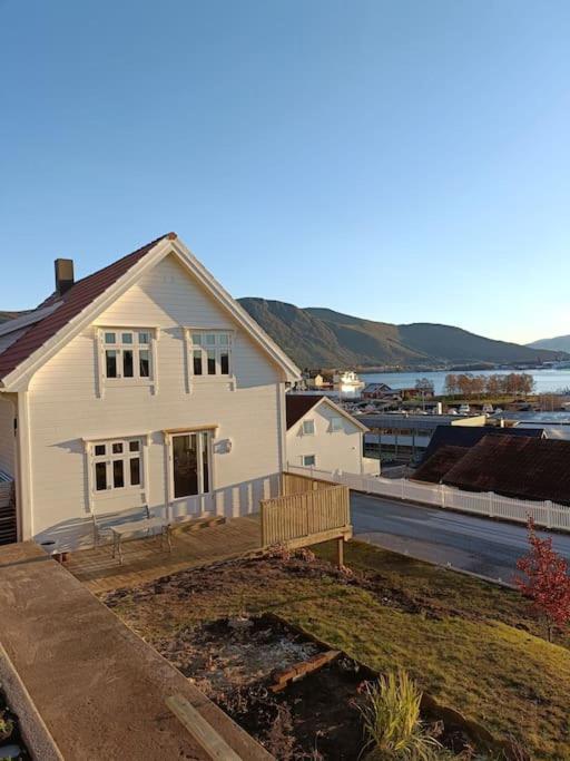 Charming House In Ulsteinvik With Free Parking Villa Eksteriør billede
