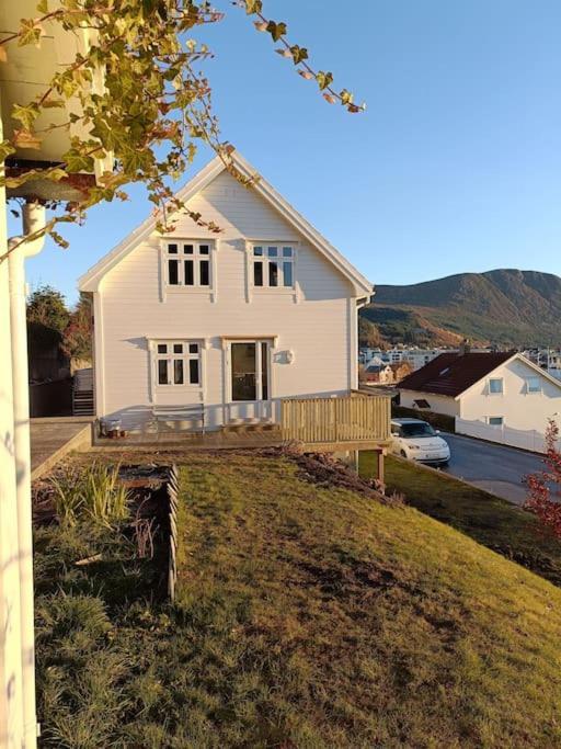 Charming House In Ulsteinvik With Free Parking Villa Eksteriør billede